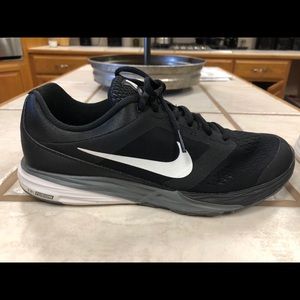 Women’s Nike Black Tri Fusion sneaker. Size 9